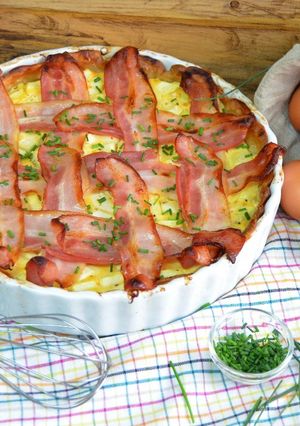 Una foto de Tarta de calabacín con crema de queso con pimientos del piquillo y beicon