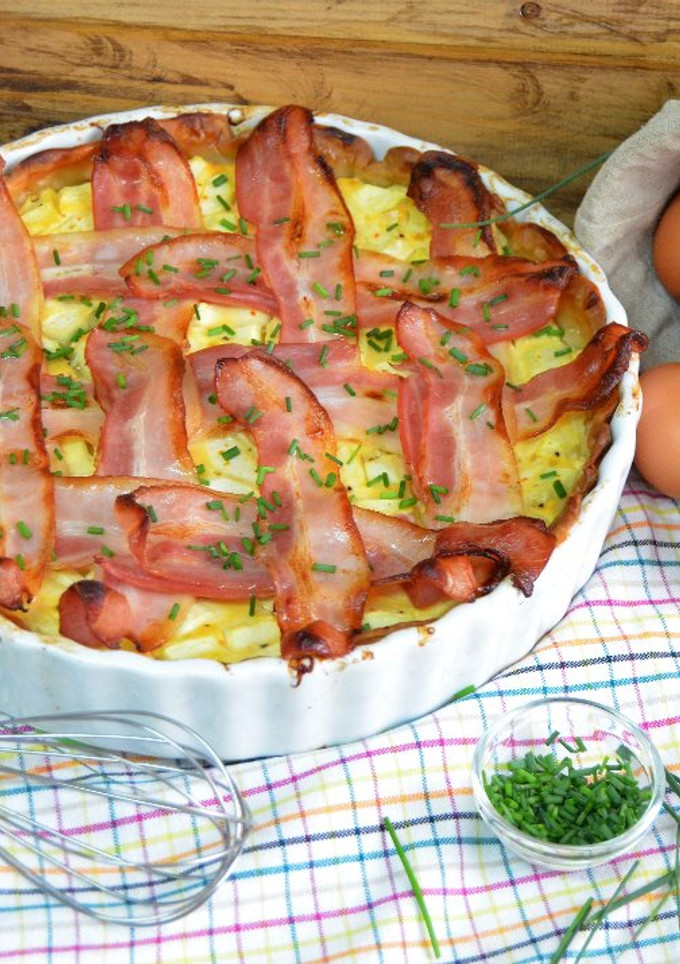 Una foto de Tarta de calabacín con crema de queso con pimientos del piquillo y beicon