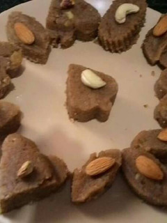 कुट्टू आटे की बर्फी (Kuttu atta ki burfi recipe in hindi) रेसिपी मुख्य फोटो