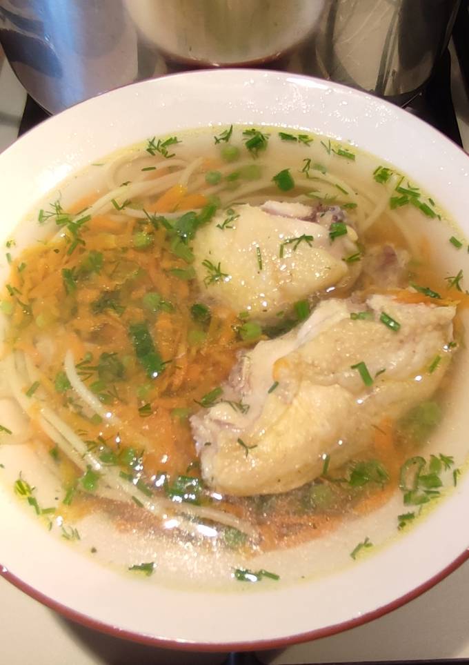Курячий бульйон з локшиною та зеленим горошком😍