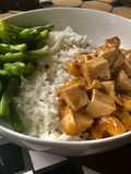 Tofu en salsa de coco y nuez de la india con ejotes salteados