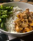 Tofu en salsa de coco y nuez de la india con ejotes salteados