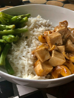 Una foto de Tofu en salsa de coco y nuez de la india con ejotes salteados