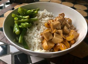Una foto de Tofu en salsa de coco y nuez de la india con ejotes salteados