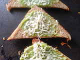 ચીઝી ગાર્લિક બ્રેડ (Cheesy Garlic Bread Recipe In Gujarati)