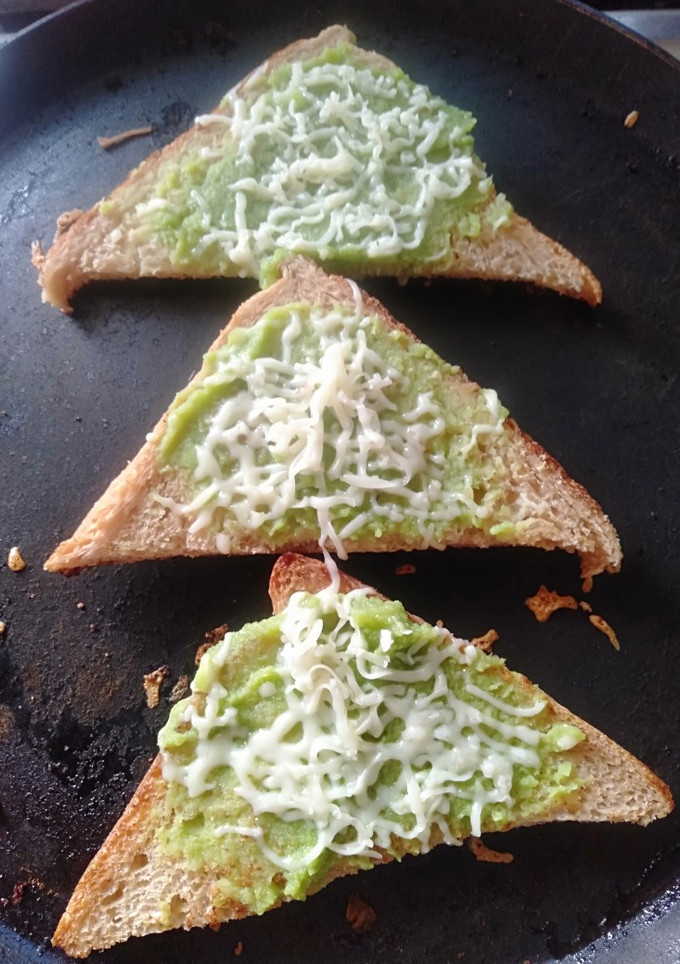 ચીઝી ગાર્લિક બ્રેડ (Cheesy Garlic Bread Recipe In Gujarati) રેસીપી મુખ્ય ફોટો