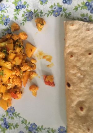 ફ્લાવર બટાકા નું શાક (Flower Bataka Shak Recipe In Gujarati) રેસીપી મુખ્ય ફોટો