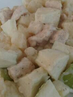 Una foto de Ensalada de papa, pollo y manzana