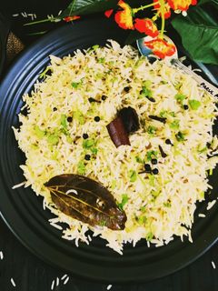 खड़े मसाले का जीरा राइस(khade masale ki jeera rice recipe in Hindi) रेसिपी मुख्य फोटो