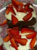 Pastel de chocolate con frutillas