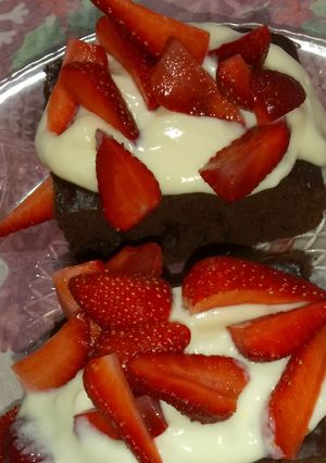Una foto de Pastel de chocolate con frutillas