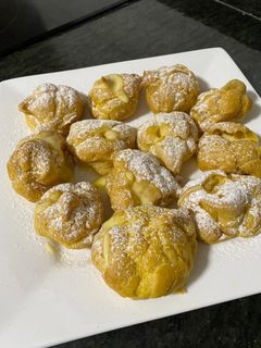 Una foto de Profiteroles rellenos de crema pastelera 👩🍳 😋