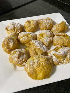 Una foto de Profiteroles rellenos de crema pastelera 👩🍳 😋