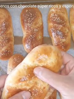 Una foto de Bollos caseros de leche rellenos con chocolate súper ricos