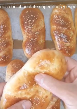 Una foto de Bollos caseros de leche rellenos con chocolate súper ricos