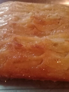 Una foto de Torta de manzana con caramelo invertida 🍬