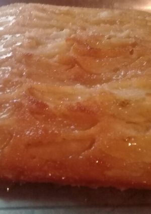Una foto de Torta de manzana con caramelo invertida 🍬