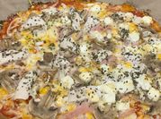 Una foto de pizza de queso feta