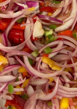 Una foto de Ceviche de salmón y langostinos en 10 minutos