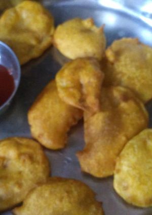 बेसन आलू के पकौड़े (besan aloo ke pakode recipe in Hindi) रेसिपी मुख्य फोटो