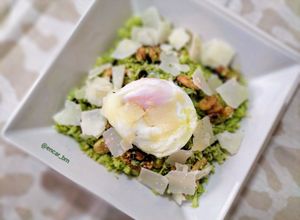 Una foto de Cuscús de brócoli con parmesano, frutos secos y huevo poché trufado