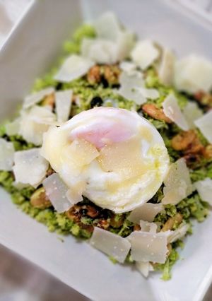 Una foto de Cuscús de brócoli con parmesano, frutos secos y huevo poché trufado
