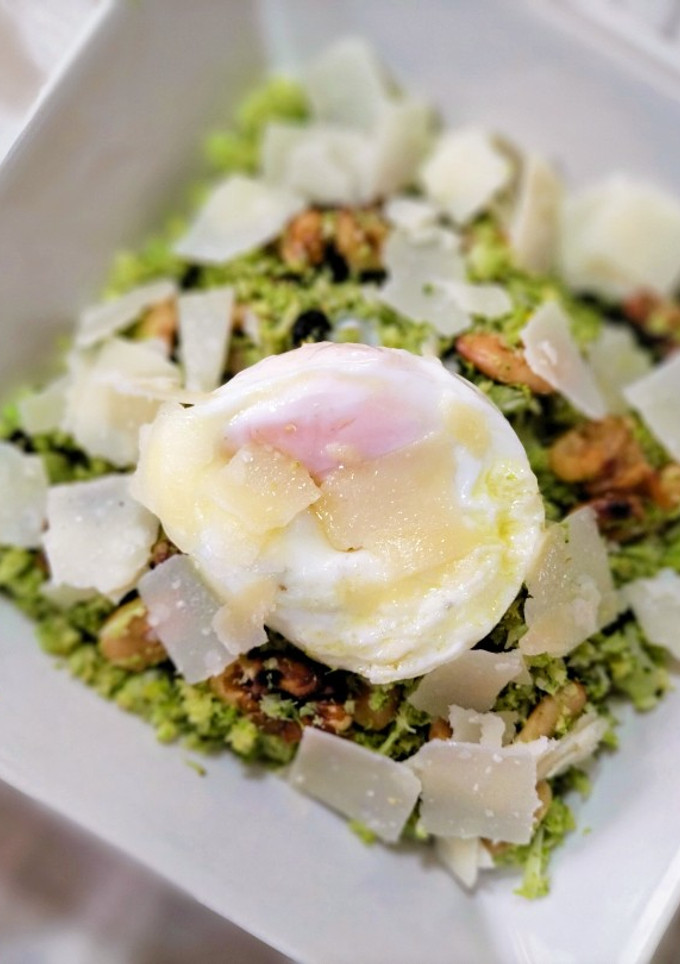Una foto de Cuscús de brócoli con parmesano, frutos secos y huevo poché trufado