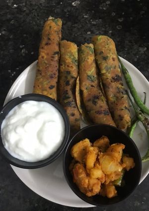 થેપલા સુકી ભાજી (Thepla Suki Bhaji Recipe In Gujarati) રેસીપી મુખ્ય ફોટો