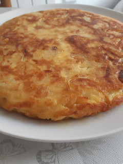 Una foto de Tortilla de patatas con cebolla a mi estilo