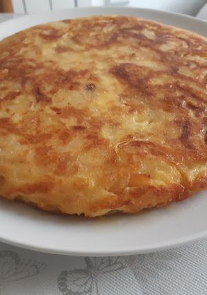 Una foto de Tortilla de patatas con cebolla a mi estilo