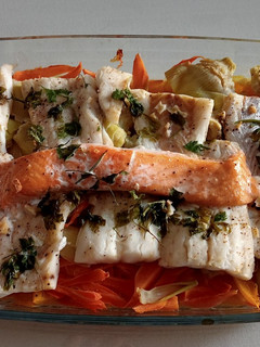 Una foto de Bacalao y salmón al horno