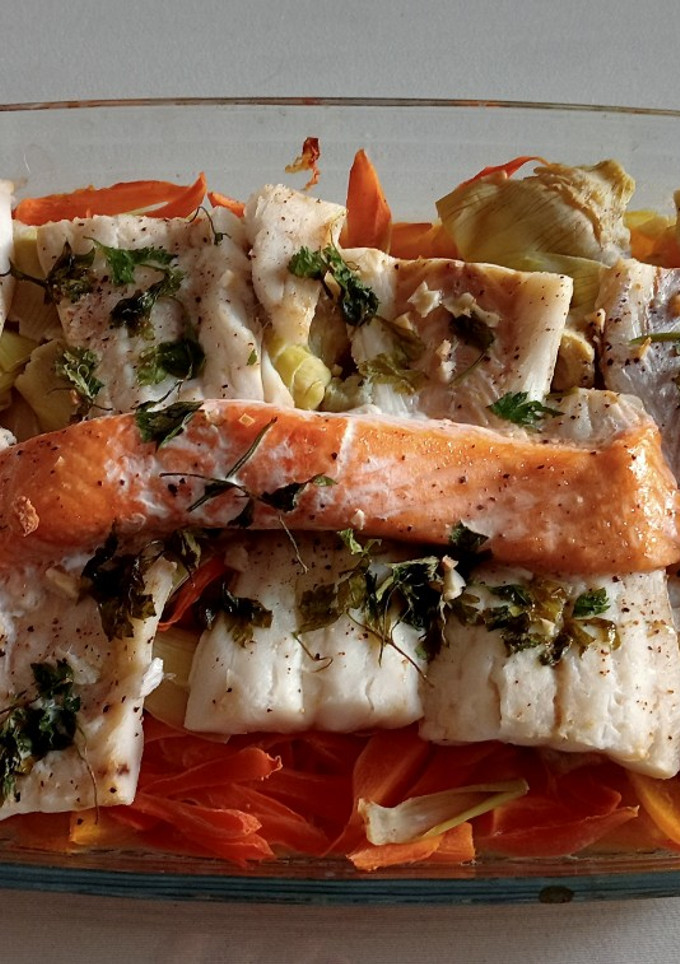 Una foto de Bacalao y salmón al horno