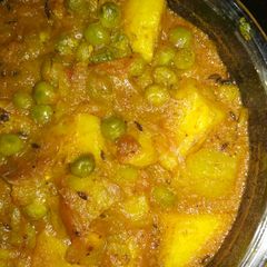 A picture of Aloo matar.