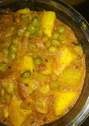 A picture of Aloo matar.