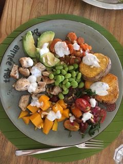 Una foto de Poke bowl con boniato