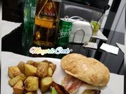 Una foto de carne al horno con tocineta