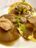 Ravioli con pasta alla zucca e ripieno di ricotta alla besciamella di funghi porcini