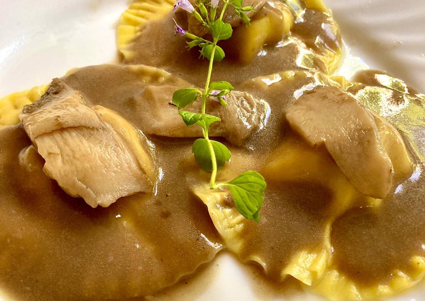Ravioli di pasta di zucca ripieni di ricotta e besciamella ai funghi porcini