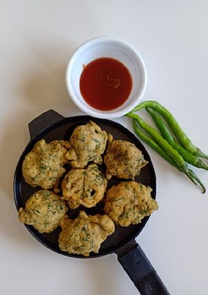 બેસન મેથીના ગોટા(Besan methi pakoda recipe in Gujarati) રેસીપી મુખ્ય ફોટો