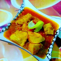 A picture of Chicken pathia / sweet and sour chicken curry.