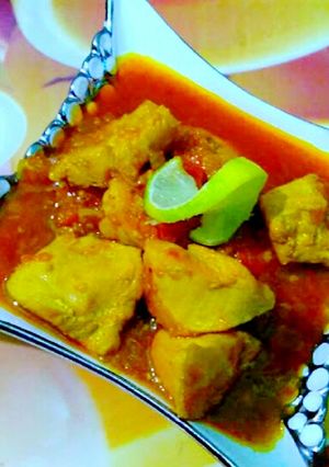 A picture of Chicken pathia / sweet and sour chicken curry.