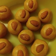 A picture of Besan Ladoo.