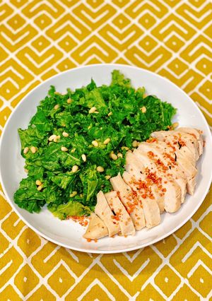 Hình của món Eat clean ức gà cải kale.