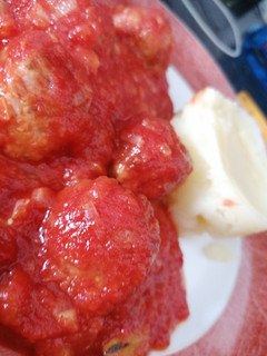 Una foto de Albóndigas con puré de patatas y salsa de tomate con refrito