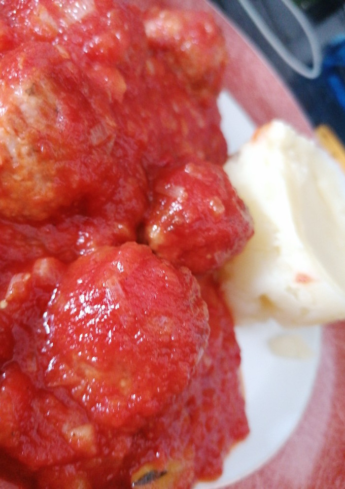 Una foto de Albóndigas con puré de patatas y salsa de tomate con refrito