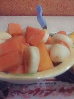 फ्रूट चाट(Fruit chaat recipe in Hindi) रेसिपी मुख्य फोटो