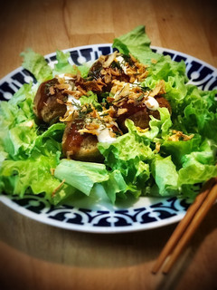 Una foto de Takoyaki de pulpo con salsa Tonkatsu