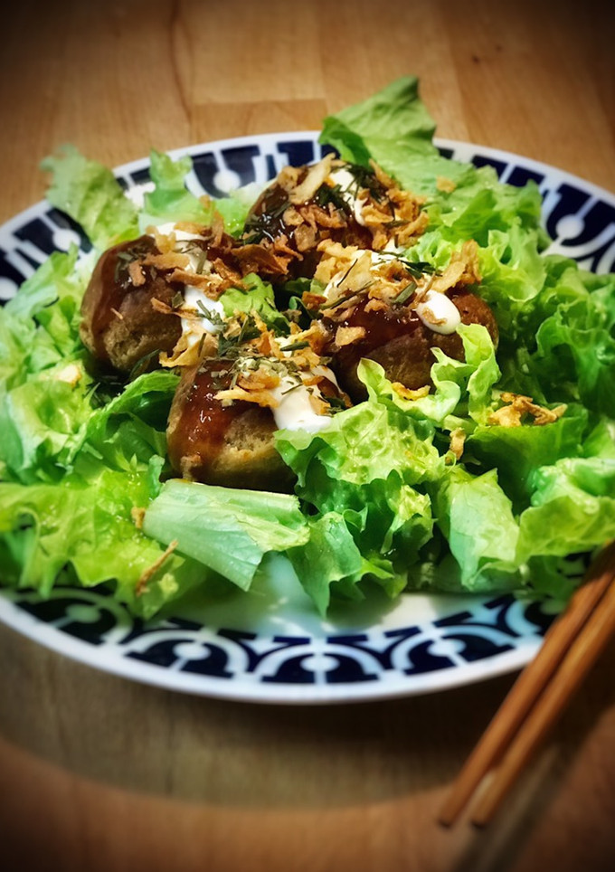 Una foto de Takoyaki de pulpo con salsa Tonkatsu