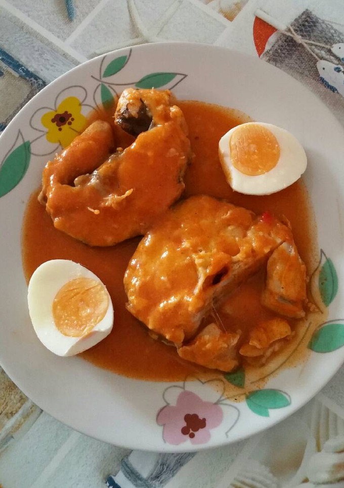 Una foto de Merluza en salsa de pimientos del piquillo