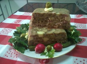 Una foto de Terrina de menudos de pollo, champiñones, almendras, queso pategras y sabor